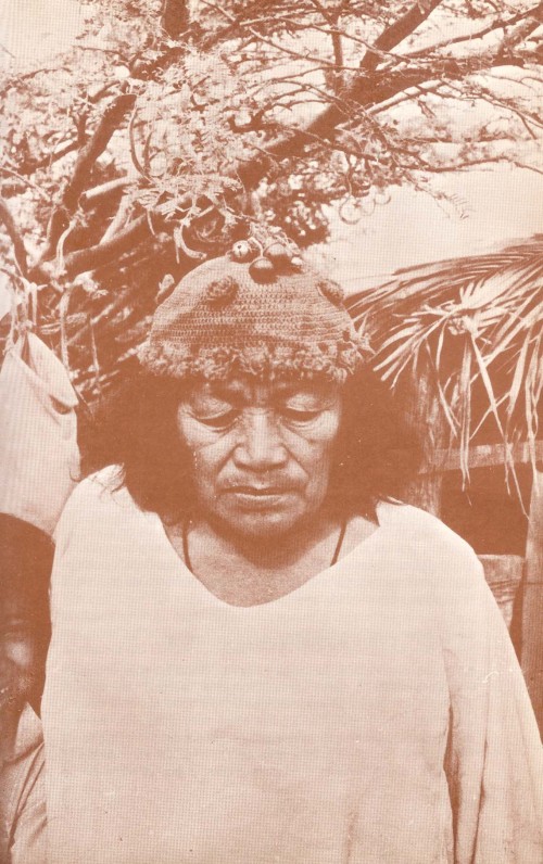 Shamana Guajira con su gorra despues de cantar y mascar tabaco